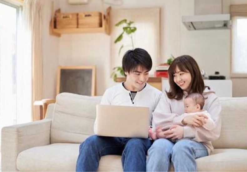 幸せそうにパソコンを見る家族